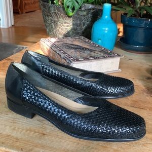 Trotters woven black leather flat. 9m